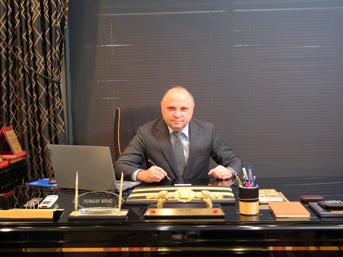 Turgay Kılıç ofisinde, çalışma masasında